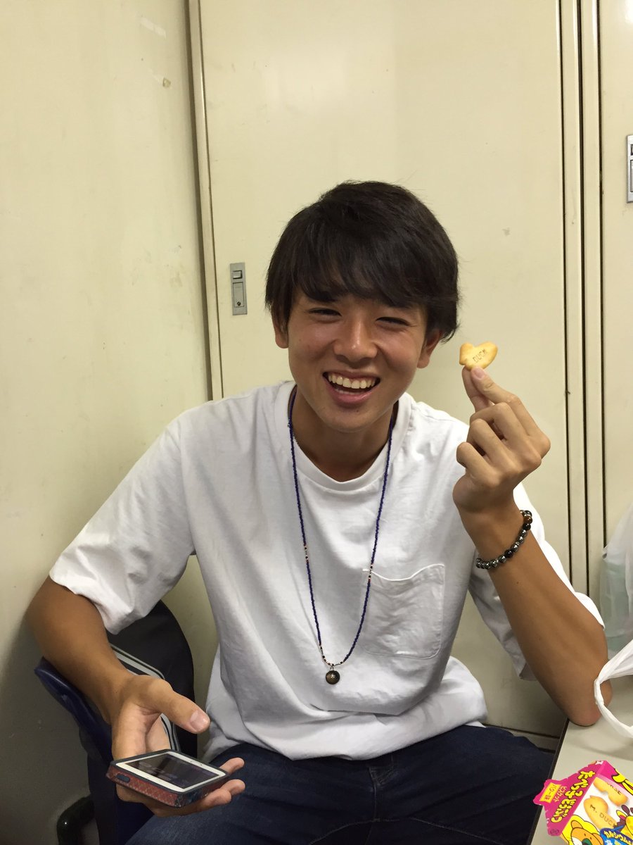 jumpei0318's tweet photo. もりすらお誕生日おめでと✌️
あと13分楽しんで😬
いま隣にいるけど… https://t.co/rUZTUGY9bx