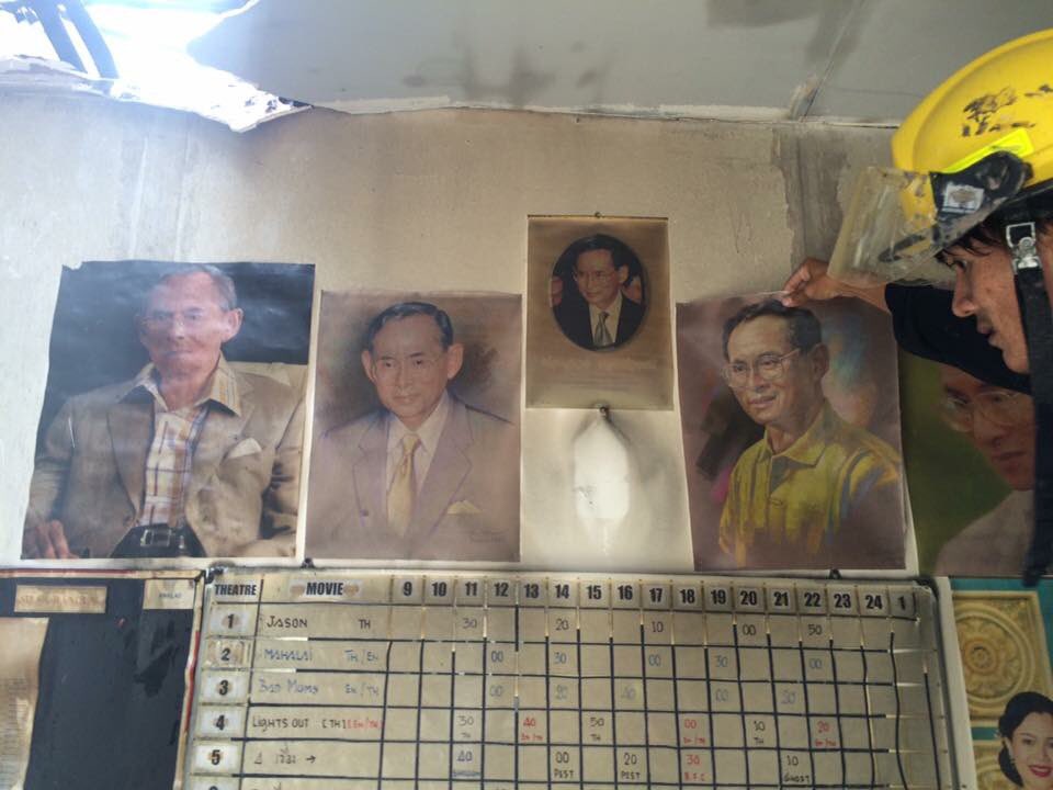 ThaiDragon599's tweet photo. ไฟไหม้วอด เหลือพระบรมฉายาลักษณ์ ณ เมเจอร์ปิ่นเกล้า ขอจงทรงพระเจริญ https://t.co/jBUiZaKvIH