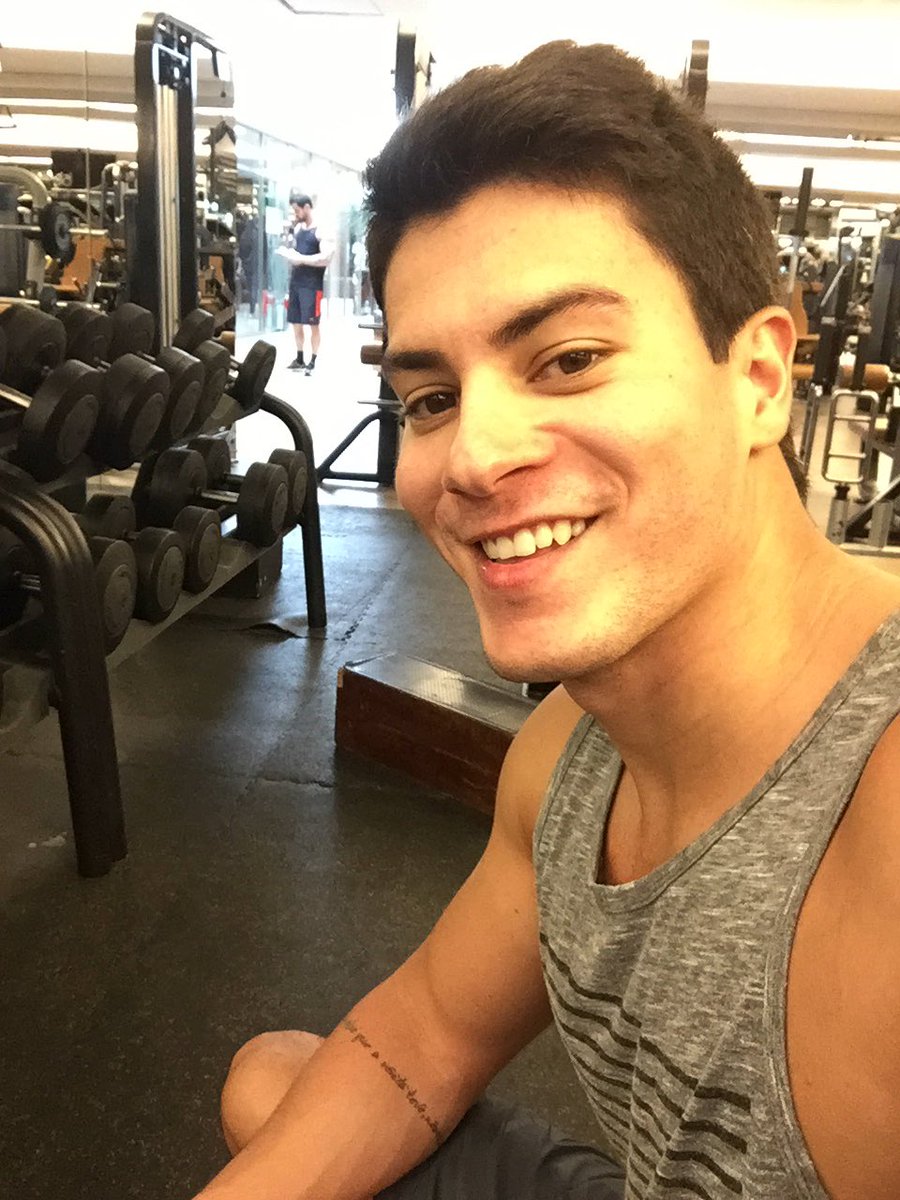 Aguiarthur's tweet photo. Terminando o treino aqui na @bt_bodytech e já já entro no periscope.. Fiquem ligados! #MundoBT #1DiaComArthurAguiar https://t.co/mWq2yQ55Mv