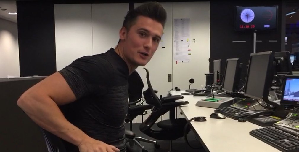 bbc5live's tweet photo. Personal Trainer @TomMelody1 gives his top tips to get fit at your desk
https://t.co/1yzZu4k7YK https://t.co/jtI19GSNuD