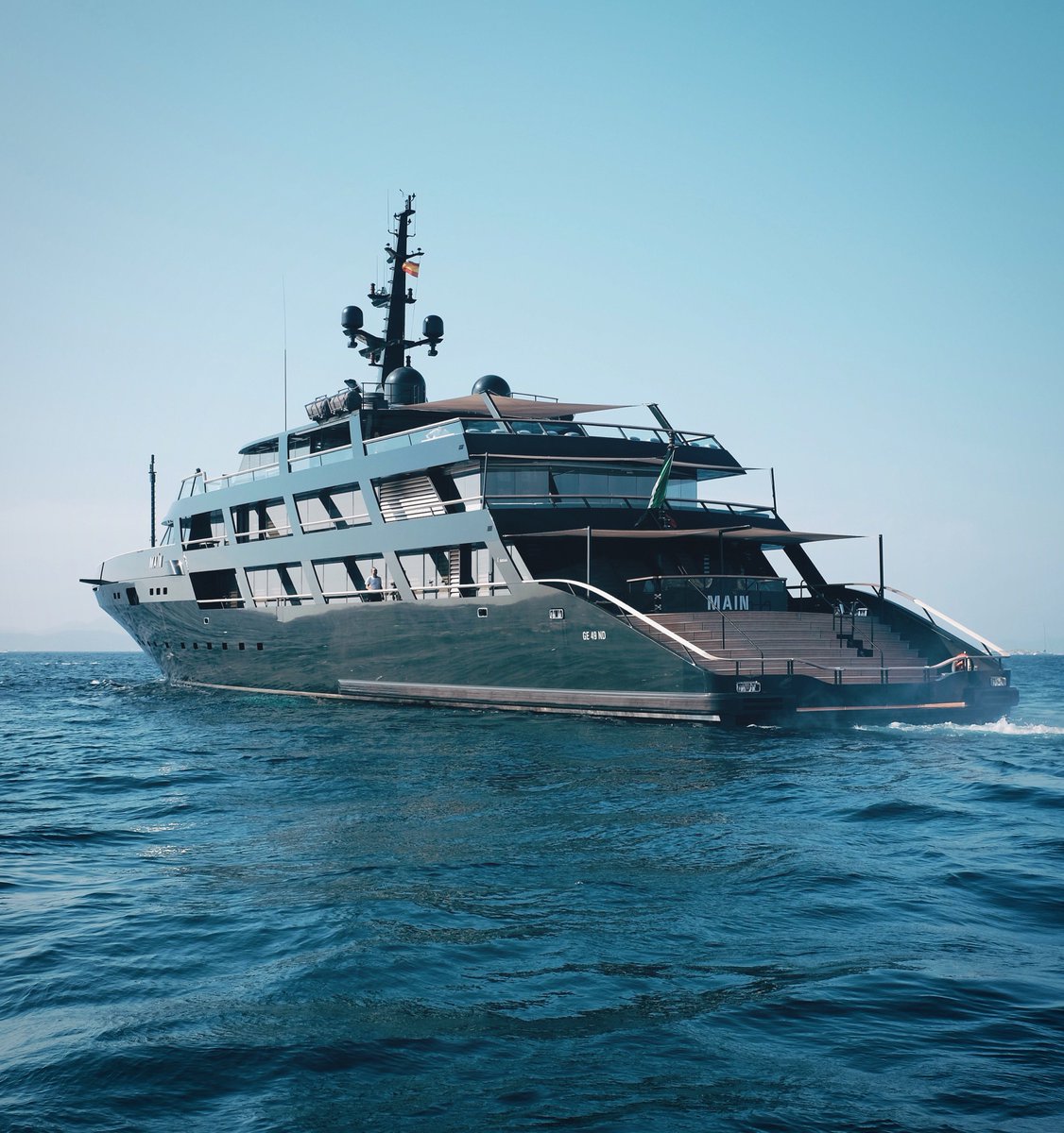 LUCKKde's tweet photo. Giorgio Armanis Yacht „MAIN“ https://t.co/1ckWHeZYj5