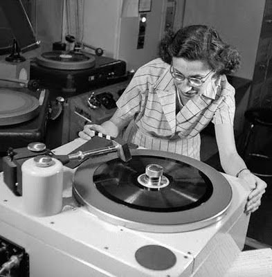 JammText's tweet photo. Get it, Grandma!
#dj #djlife #party #partylife #clubdj #turtables #vinyl #records https://t.co/2sxSquXap6