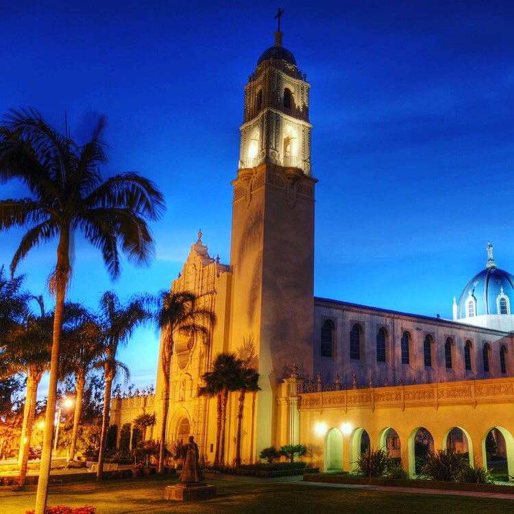 USDwbb's tweet photo. USD's #1 ranked Most Beautiful Urban College Campus is stunning at night! #USD #SunsetCampus #ToreroBlue 💙🏀 https://t.co/DzJ2y6p56T