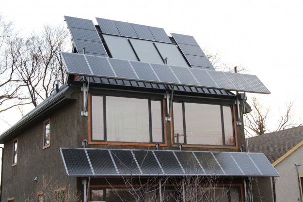 bullfrogpower's tweet photo. Looking to go off-grid? Check out @GEF140's guide to efficient solar-powered homes: https://t.co/MmnE5fpD8j https://t.co/rDNtNyInC1