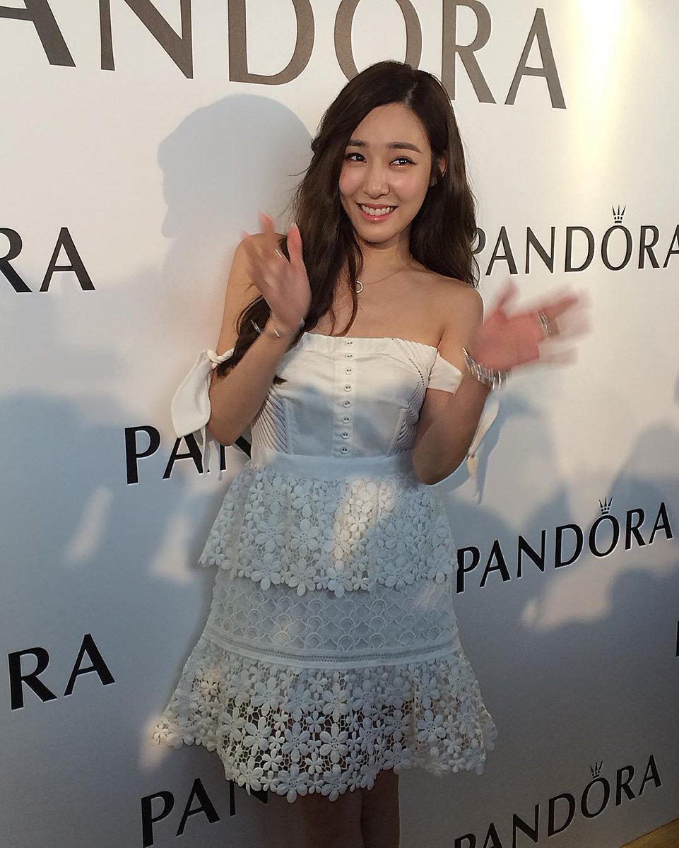 [PIC][26-07-2016]Tiffany khởi hành đi Singapore để tham dự sự kiện của "PANDORA" vào chiều nay - Page 2 CodgLmcUkAQKF3r