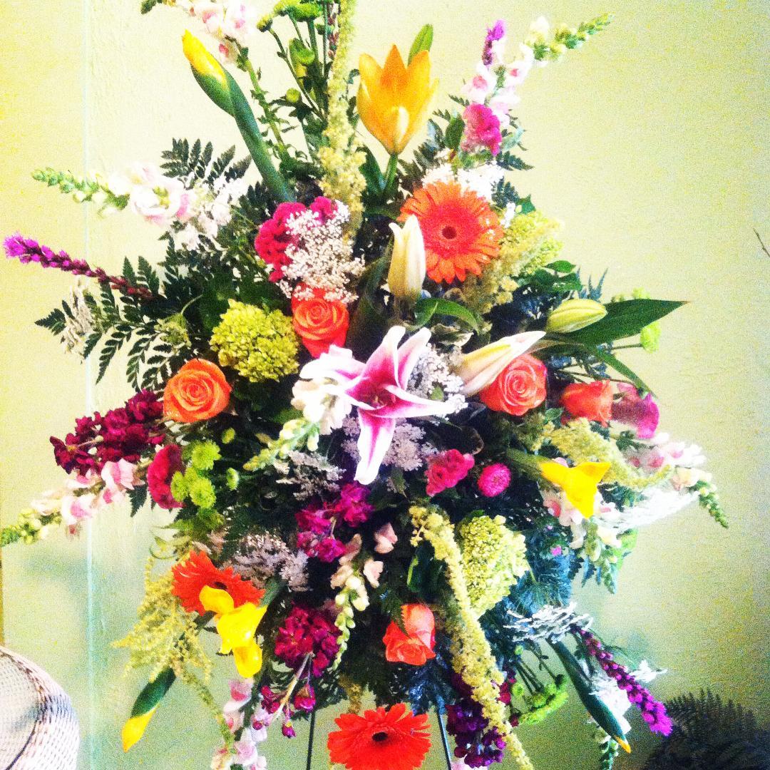 MEDIAFLORIST's tweet photo. Beautiful tribute to your loved one. Local summer flowers.  #standingspray #sympathyflowers #mediaflorist https://t.co/ijGADL9oUm
