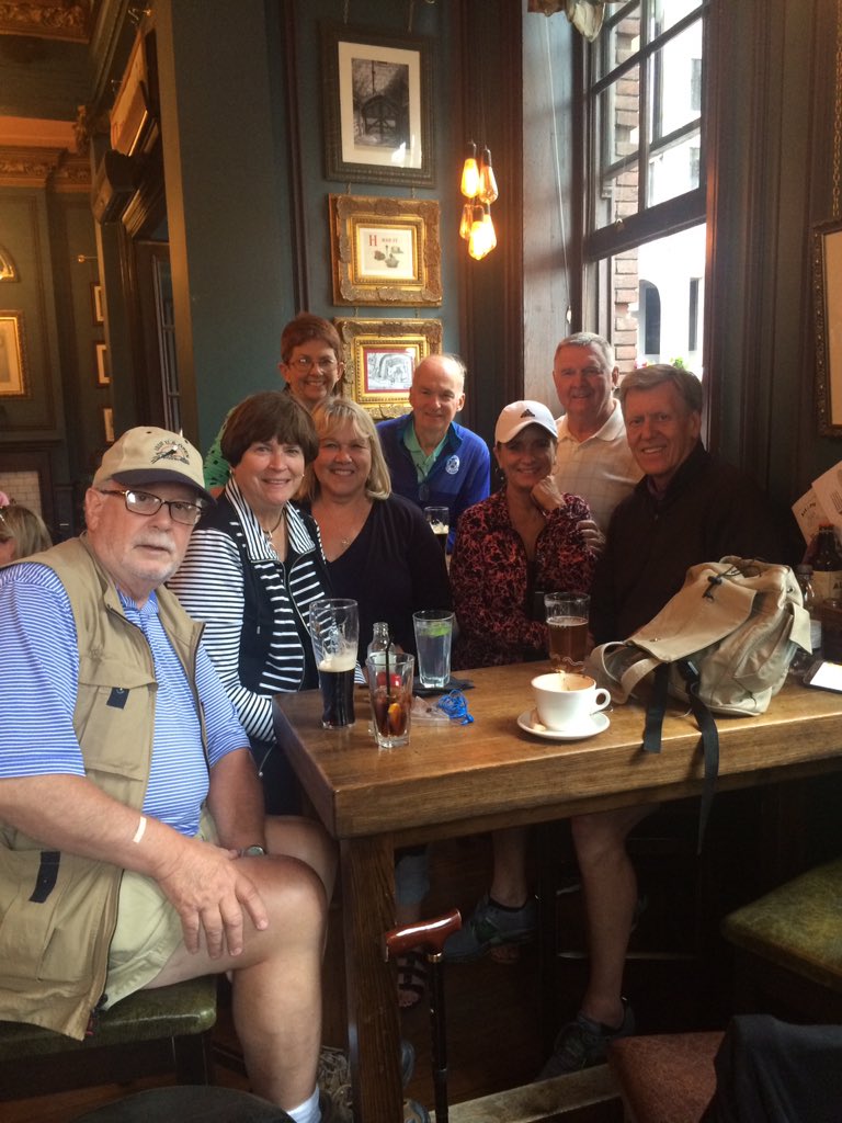 HDandQ's tweet photo. Join us for lunch and drinks, a great atmosphere, with laughs together🍺🍺. @gifford12345 #AleAndPie @FullersBrewery https://t.co/5xd5d895e1