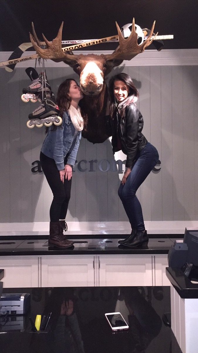 thetalentedtiff's tweet photo. Happy 18th birthday to my little nugget @jessica_2141 🎉🔞💕 https://t.co/CGwmDpVmWI
