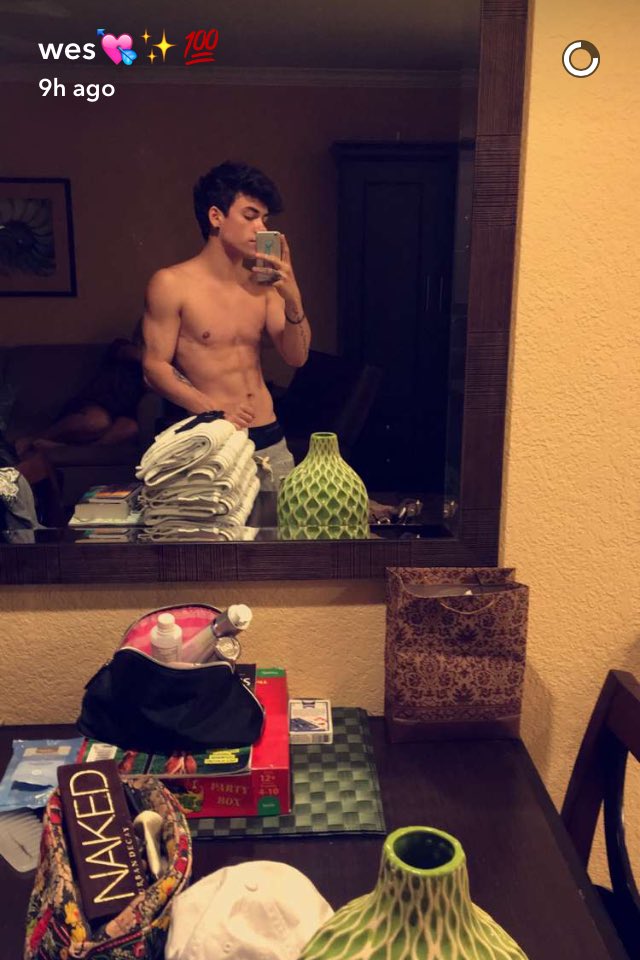 wesleysfinest's tweet photo. IM SHOOK https://t.co/iRn5rmvRsf