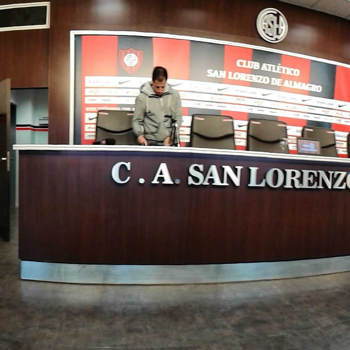 HUGH0066's tweet photo. Esperando la conferencia de prensa . https://t.co/tM0X2UlbJQ