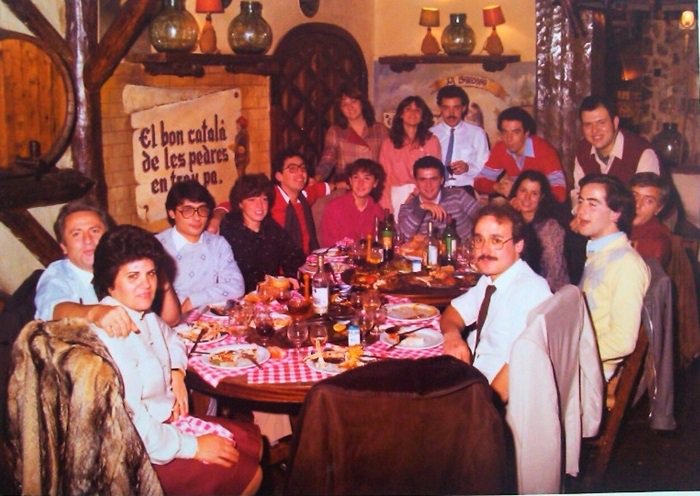 labotadelraco's tweet photo. 1984. Curso de Economía. Jorge Mezquita, Anna Sánchez Cruset, Rafael Pérez Herrera, Raquel Ortiz y Miguel Acero #TBT https://t.co/yJF82khkDA