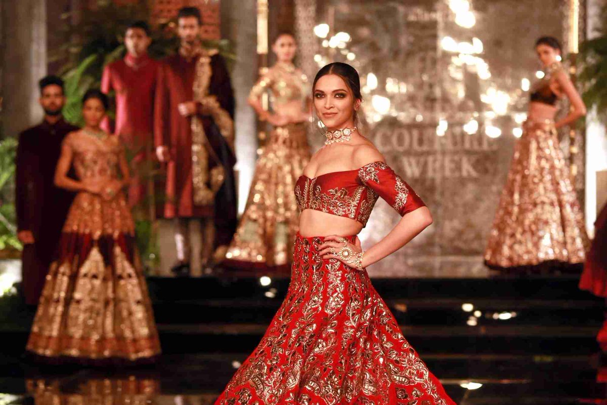 AsianWomanMag's tweet image. This is the showstopping outfit you've been looking for (the skirt is 🔥) #indianweddings bit.ly/2aMVCzz