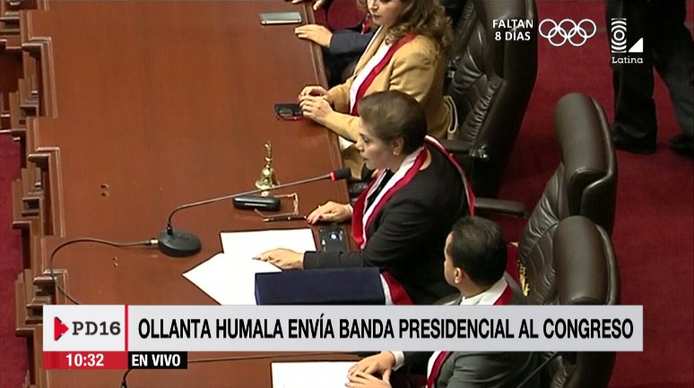 Latina_pe's tweet photo. [EN VIVO] #PD16 Luz Salgado recibe la banda presidencial mientras se espera a PPK https://t.co/Bc8JoGSUlP https://t.co/AwFztIEtkz