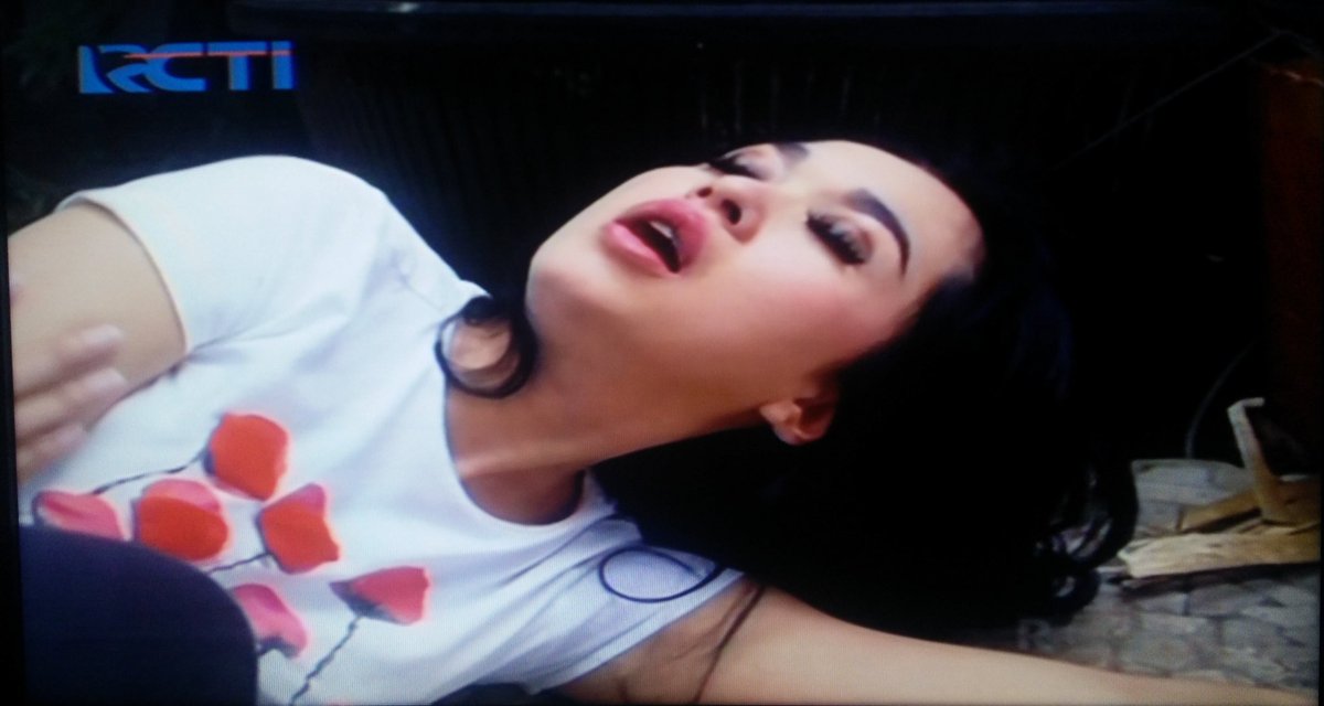 RCTI_ART's tweet photo. Tuhh kan jatoh, Jumi si segala ngintip si Syahnaz 😂😁 #SyahnazART2Eps04 #AsistenRumahTangga2 https://t.co/MFlqO0Pxox