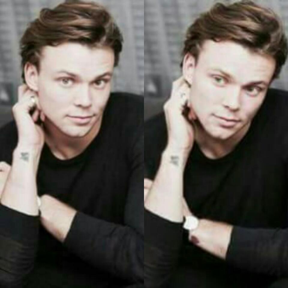 Maay_Mtz's tweet photo. Aquí podemos ver a Ashton Irwin aterrorizado, viendo a la persona que lo tiene secuestrado: YO. 
#saveashton 😂😂 https://t.co/hjfgMIGENy