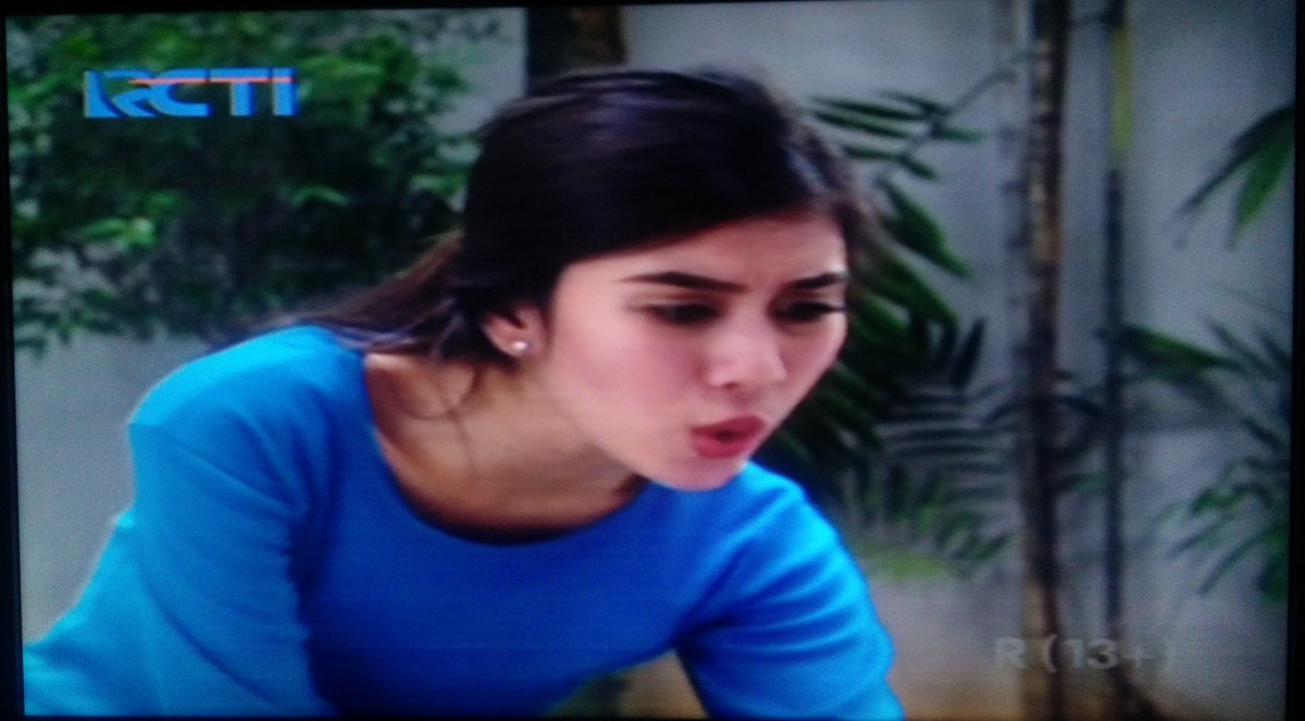 RCTI_ART's tweet photo. Tuhh kan jatoh, Jumi si segala ngintip si Syahnaz 😂😁 #SyahnazART2Eps04 #AsistenRumahTangga2 https://t.co/MFlqO0Pxox