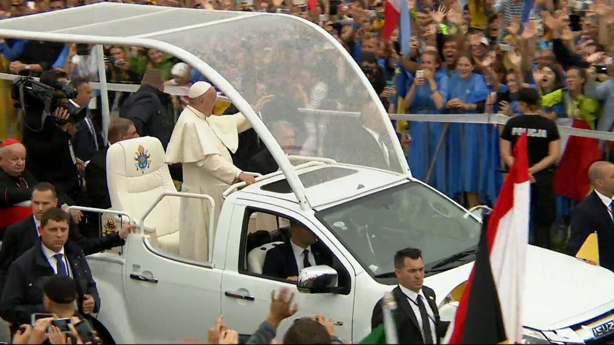 Iglesiastgo's tweet photo. Papa Francisco ya está en la @jmj_es @wyd_en @sdm_pl #Krakow2016 y delegación @JmjChile se emociona con su presencia https://t.co/j3ik6364BF