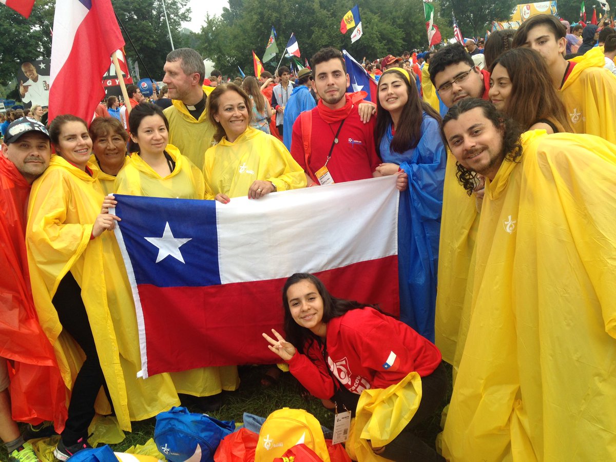Iglesiastgo's tweet photo. Papa Francisco ya está en la @jmj_es @wyd_en @sdm_pl #Krakow2016 y delegación @JmjChile se emociona con su presencia https://t.co/j3ik6364BF
