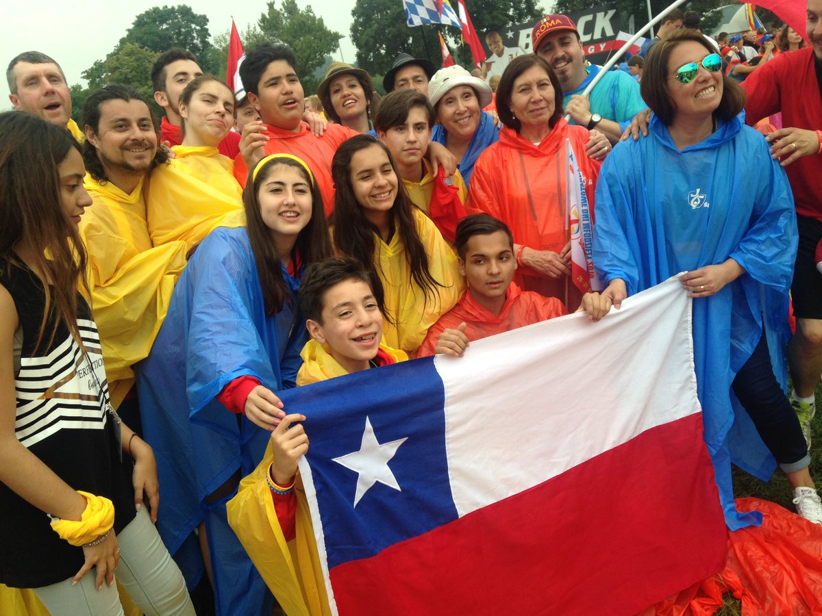 Iglesiastgo's tweet photo. Papa Francisco ya está en la @jmj_es @wyd_en @sdm_pl #Krakow2016 y delegación @JmjChile se emociona con su presencia https://t.co/j3ik6364BF