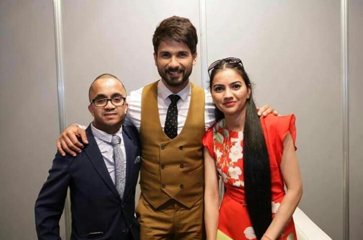 ShahidCupcakes's tweet photo. #FanClick 💞
@shahidkapoor clicked with lucky fans at #IIFA2016 #iifamadrid2016 https://t.co/KrX5EFX8th