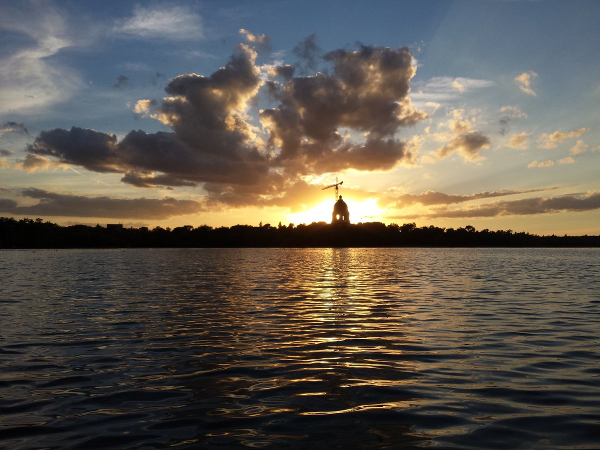 banadian's tweet photo. @WascanaCentre - Beautiful sky on Wascana last night https://t.co/fimNzdnOB2