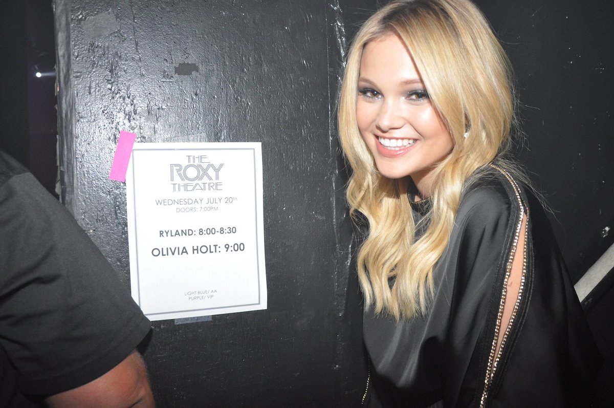 olivia_holt's tweet photo. Hey look, that’s me! Thanks so much again, Los Angeles! I'll always remember @theroxy because of you guys. 😻 #tbt https://t.co/LgvzPgcp5x