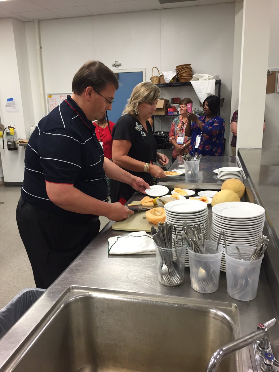 rcumsu's tweet photo. Culinary teachers serving up melon with Mississippi sorghum at farm-to-table cooking demo at @MSMuseumArt #MSACTE16 https://t.co/FQOQsx3N0t