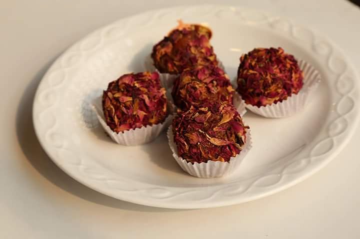 SinglaSweets's tweet photo. Soft &amp; wholesome ladoo with tint of Rose flavor is mesmerizing.
#RoseSweet #CelebrationTime #Delicious #Singla https://t.co/k6GPfxIk0F