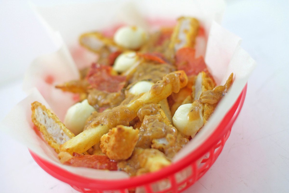 dragonaireoven's tweet photo. #dragonfired #friedchicken #bacon #poutine #fries for #foodies https://t.co/wlo2p43Xvh