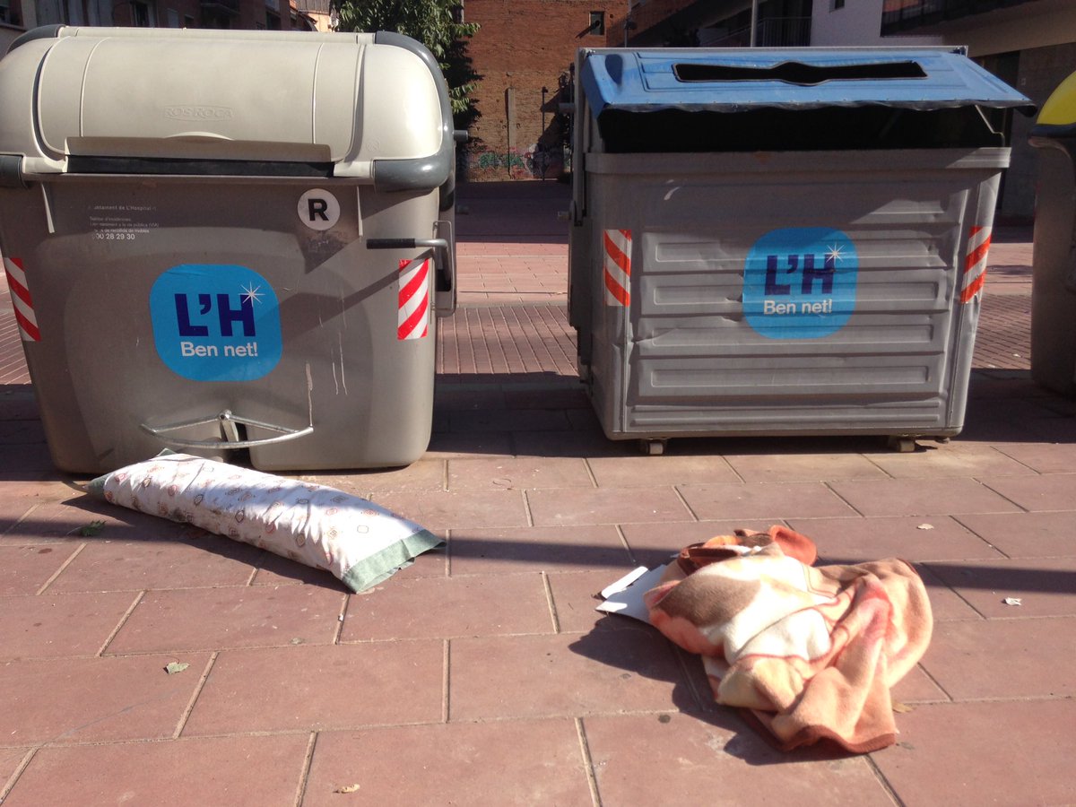 Ja que no podem dormir amb el soroll dels incívics, llencem el coixí i la manta a les escombreries de #Lhospitalet