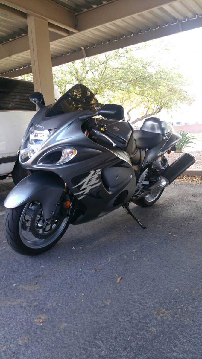 602_busa's tweet photo. When you need to #gettoworkontime #rushhour #bikelife #bikesofig #suzuki #hayabusa #lightwork https://t.co/La5X3lgbb1