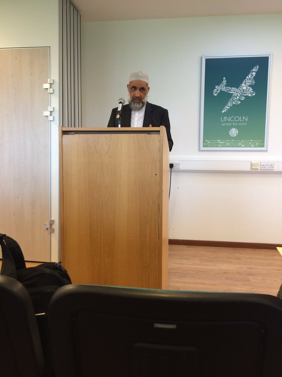 HumanAppeal's tweet photo. Shaykh Ruzwan Muhammad talking about the Quran, love and how to react when abused. #Life2016 https://t.co/YWHdPPQjuQ