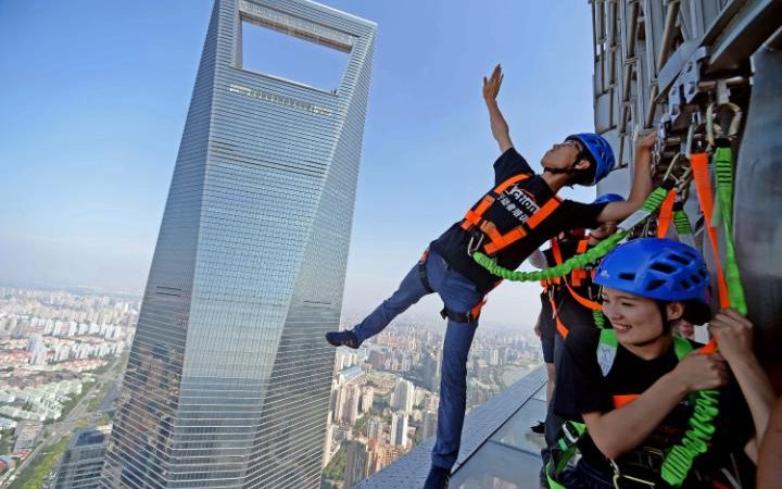 This terrifying glass-bottomed walkway opens on edge of Chinese skyscraper!  ow.ly/t0kZ302HpLW