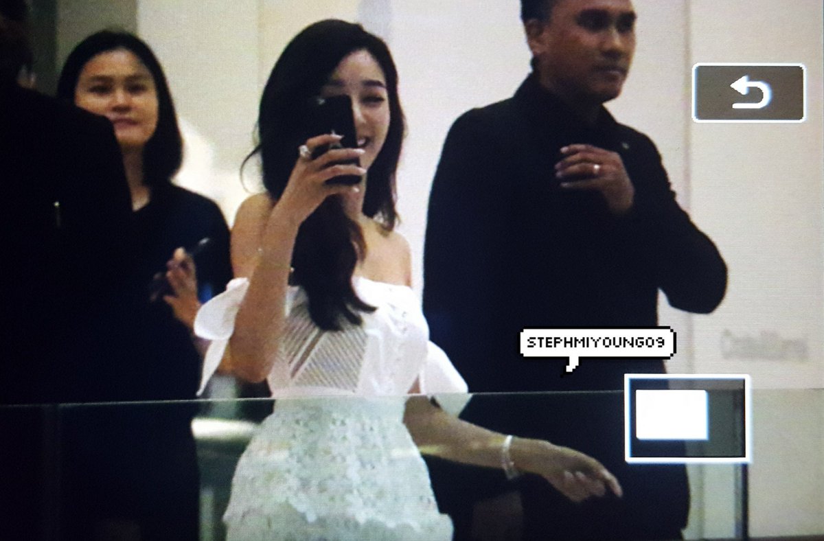 [PIC][26-07-2016]Tiffany khởi hành đi Singapore để tham dự sự kiện của "PANDORA" vào chiều nay - Page 2 CodtwnxUIAAnbi3