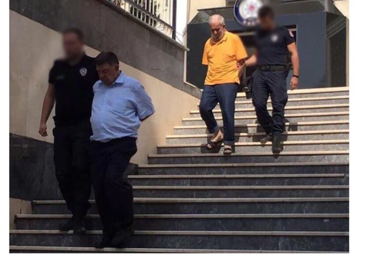 60 küsür yaşındaki değerli yazarları ters kelepçelemişler. Ahmet Turan Alkan'ı ayağında terliklerle götürüyorlar. 😢