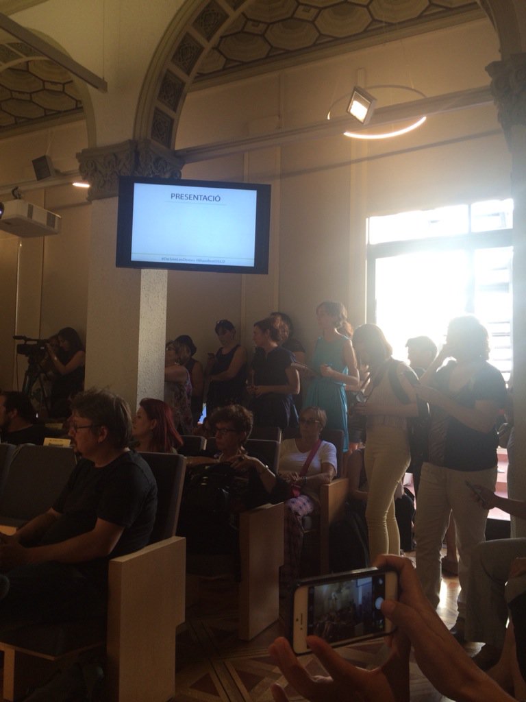 TarifaElena's tweet photo. Ple total a la presentació del #manifestOSLD al @Periodistes_org @onsonlesdones https://t.co/4YScsZJMGG