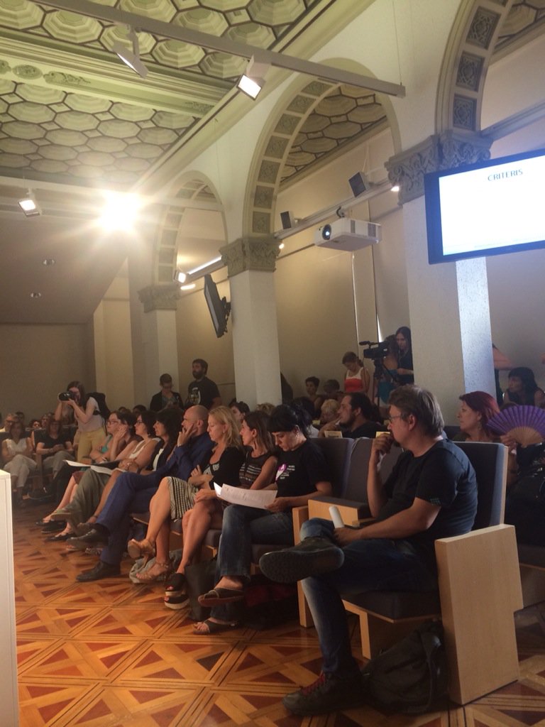 TarifaElena's tweet photo. Ple total a la presentació del #manifestOSLD al @Periodistes_org @onsonlesdones https://t.co/4YScsZJMGG