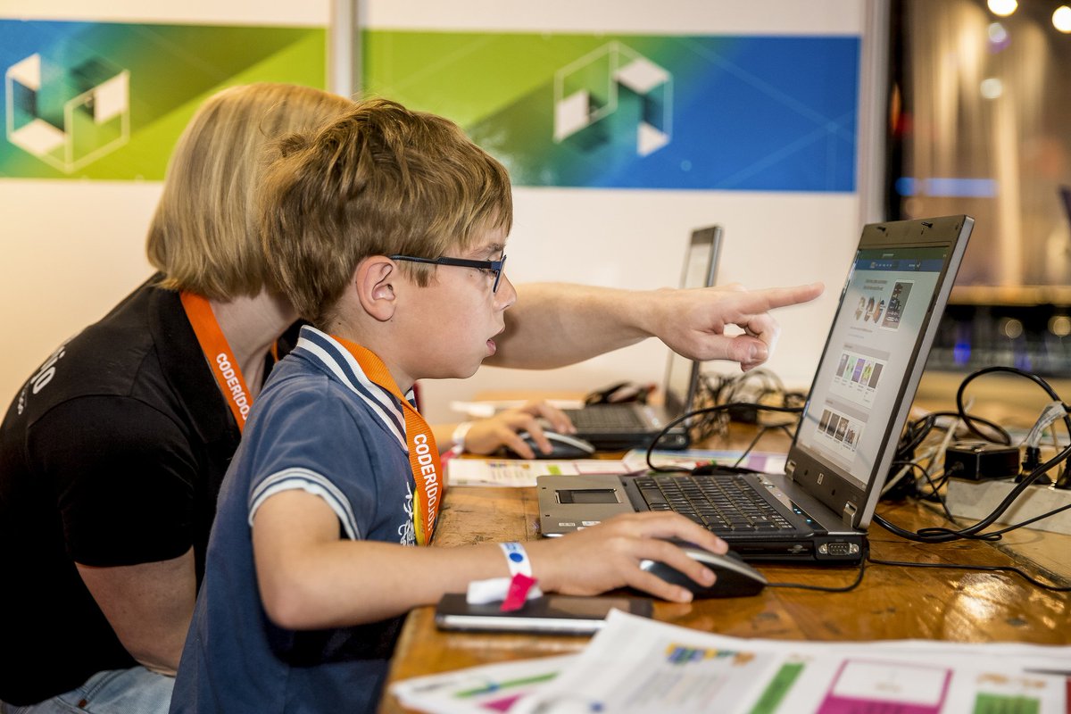 campusparty's tweet photo. The Future of UI is The Future of Computation. With  John Underkoffler https://t.co/vqDFTmfF7H https://t.co/DOR27tWhFu