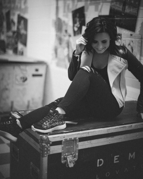 SKECHERSCHILE's tweet photo. El #DemiBoot ayuda a @ddlovato a adueΓ±arse de La Noche en cada prueba de sonido de su Tour #FutureNow β¨π #DemiStyle https://t.co/h2wy0WzIZK