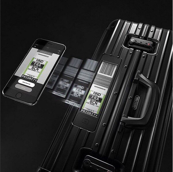 PelluxStore's tweet photo. With @RIMOWA #electronictag you will enjoy even greater freedom! #Rinascente #piazzaduomo #milano #onewaytotravel https://t.co/mc5EhWYLoB