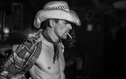 Just 2 hours till this gentleman <a href="/esquiredelune/">esquire de lune</a> takes it all off for ya <a href="/CecilsLondon/">Cecil's</a> - bit.ly/1LDUTRm