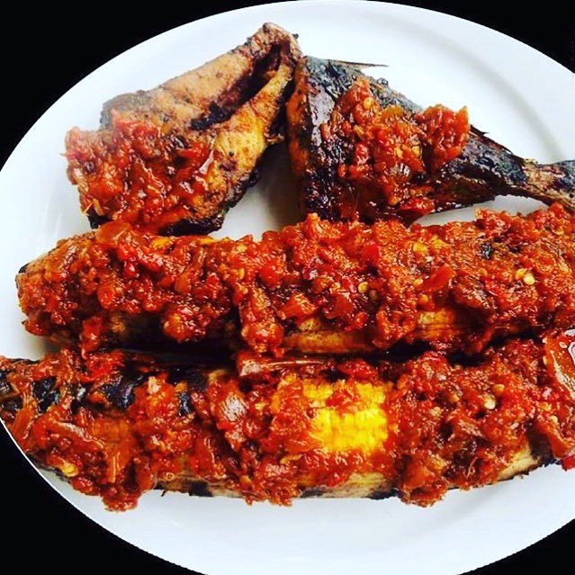 AfricanFoodTime's tweet photo. Bolé with fried fish and chilli sauce https://t.co/r0L63Th6Z9