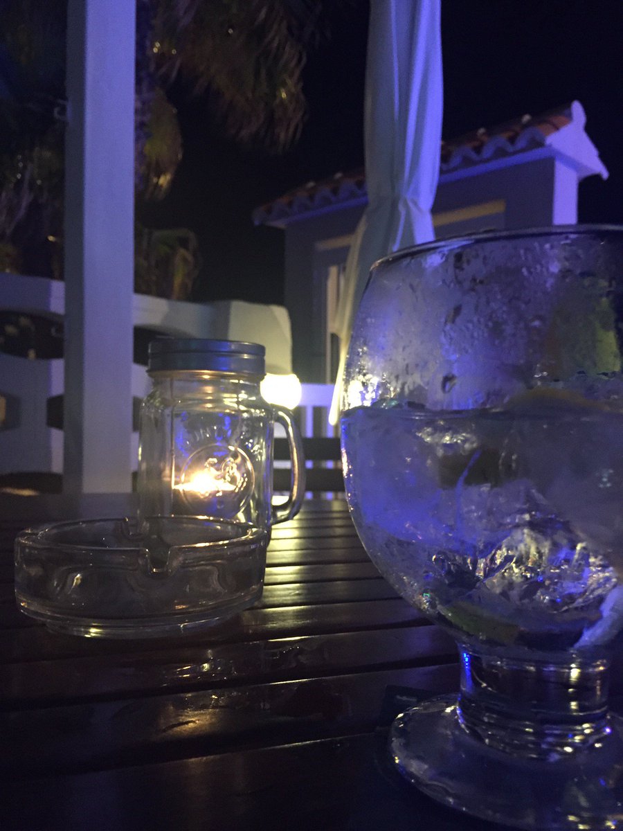 CJPLA's tweet photo. Un gintoniquet i a dormir ..... (@ Acuarios Beach Lounge Bar) https://t.co/HNmRI12xab https://t.co/uTnqWCb1rq