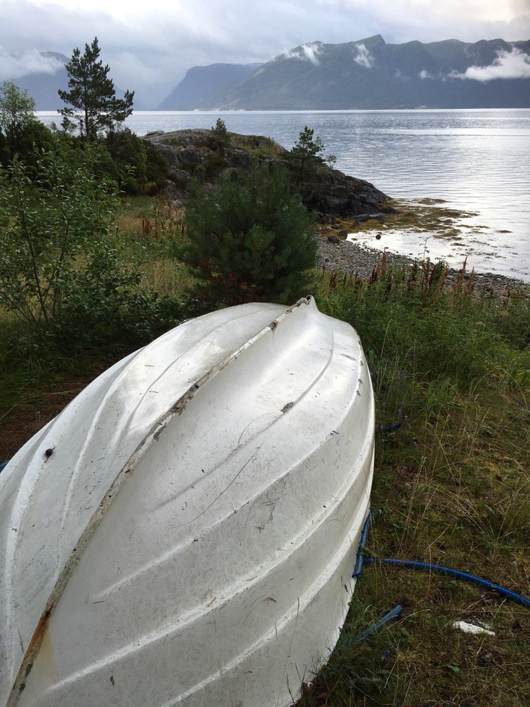 mepexfrode's tweet photo. Dagens båtvrak som venter på retur. Miljøgifter spres, men lite mikroplast? @ThomasMrch @HegeRoothOlb @vgnett https://t.co/PH4DweKYSJ