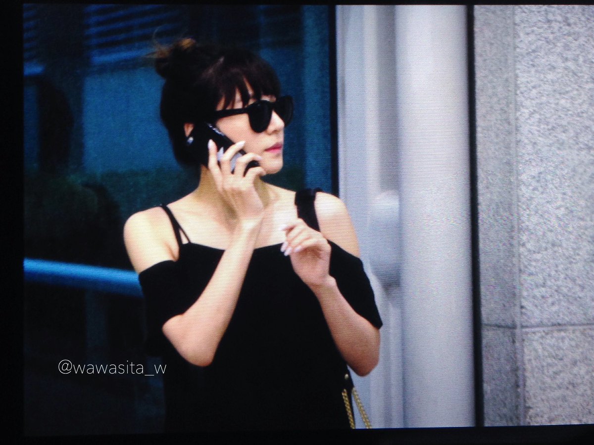 [PIC][29-07-2016]Tiffany trở về Hàn Quốc vào sáng sớm nay Coe2h0MUMAAn1N8