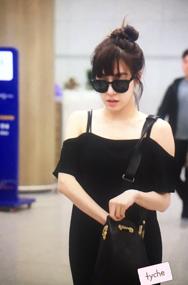 [PIC][29-07-2016]Tiffany trở về Hàn Quốc vào sáng sớm nay Coe386wUMAARGTR