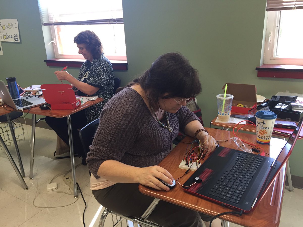 PFRboy's tweet image. Learning Arduino at SuperQuest Newport #oregoncsta