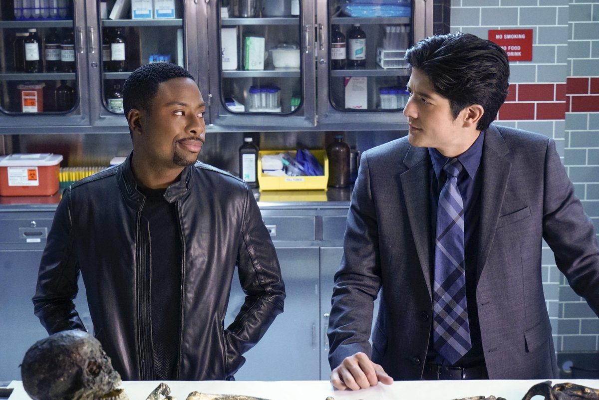 'Knock, Knock... House Creeping!' Here's your first look at Saturday's #RushHourCBS: bit.ly/2akm4Cv
