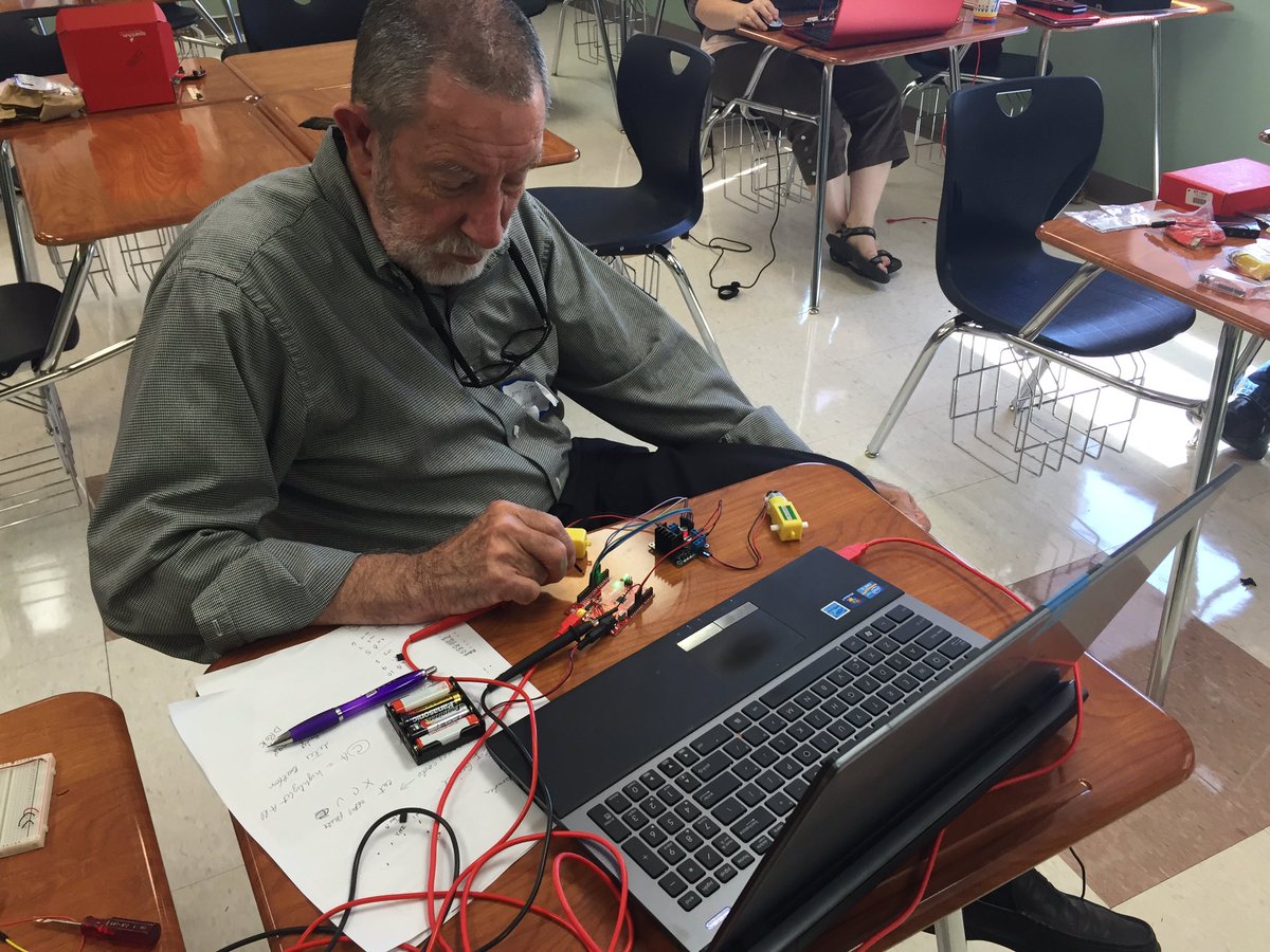 PFRboy's tweet image. Playing with electronics at SuperQuest #oregoncsta
