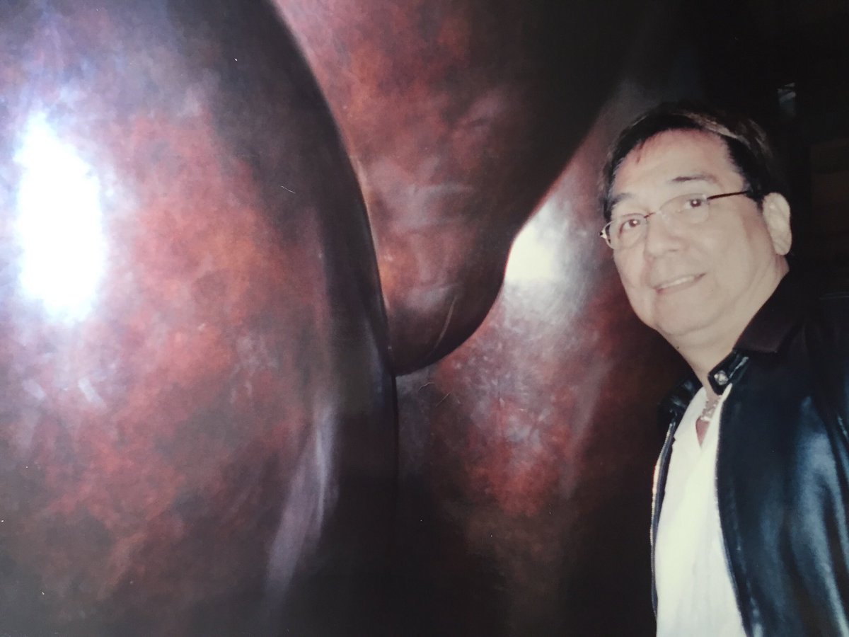 AngPoetNyo's tweet photo. What do you call this? SELFIEFIE or just a PEKTURE? The huge Botero sculpture is called "EVE" (Time Warner, New York https://t.co/EuKWb6vvdH